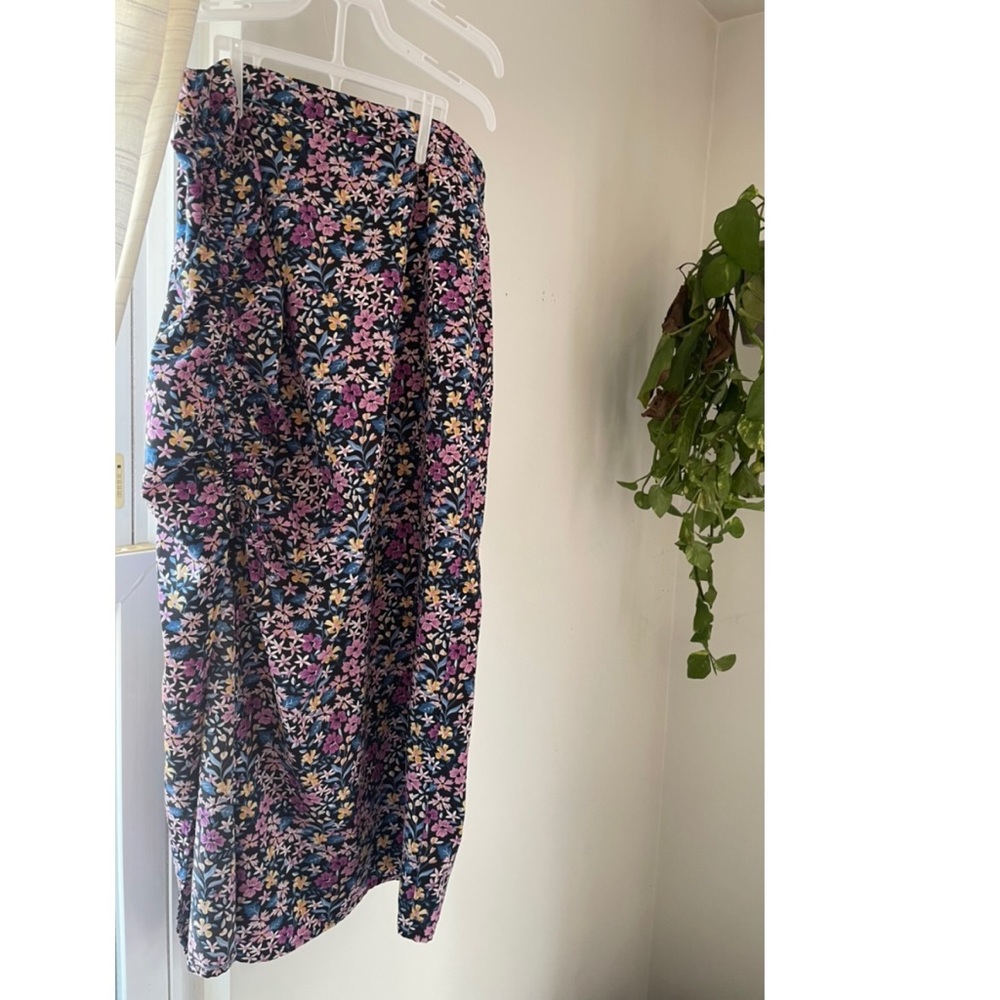 Cute floral slit skirt.